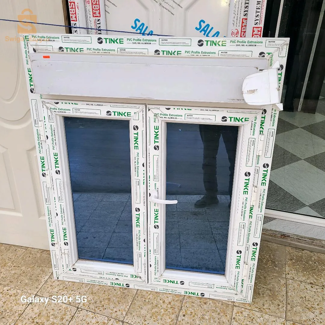 fenêtre en pvc avec rideaux