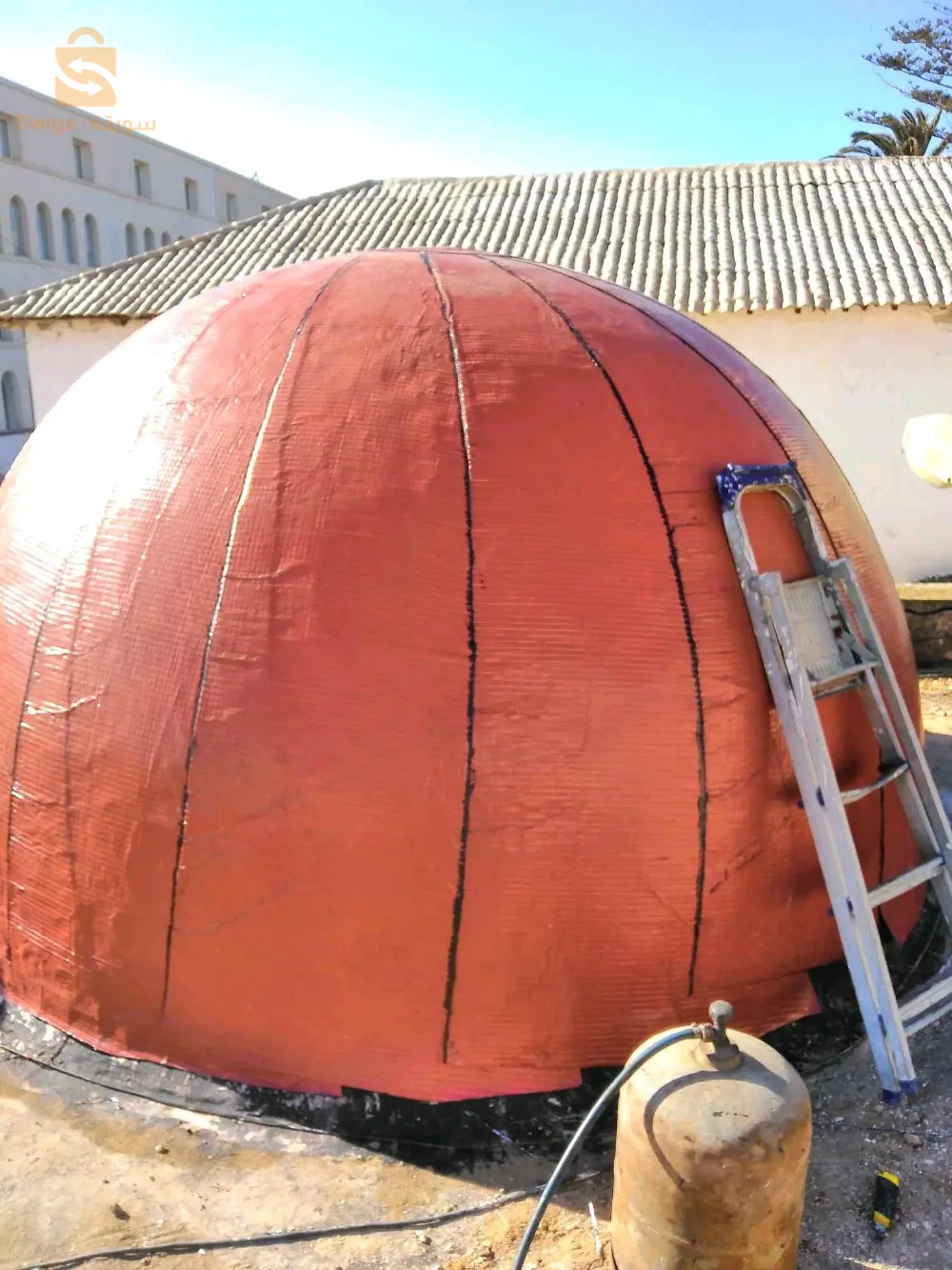 صيانة السطحEntretenir la surface extérieure et recouvrir la surface d'asphalte pour la protéger de l'eau de pluie et de l'humidité  Entretien de la surface avec de l'asphalte pour protéger de l'eau de pluie et de l'humidité