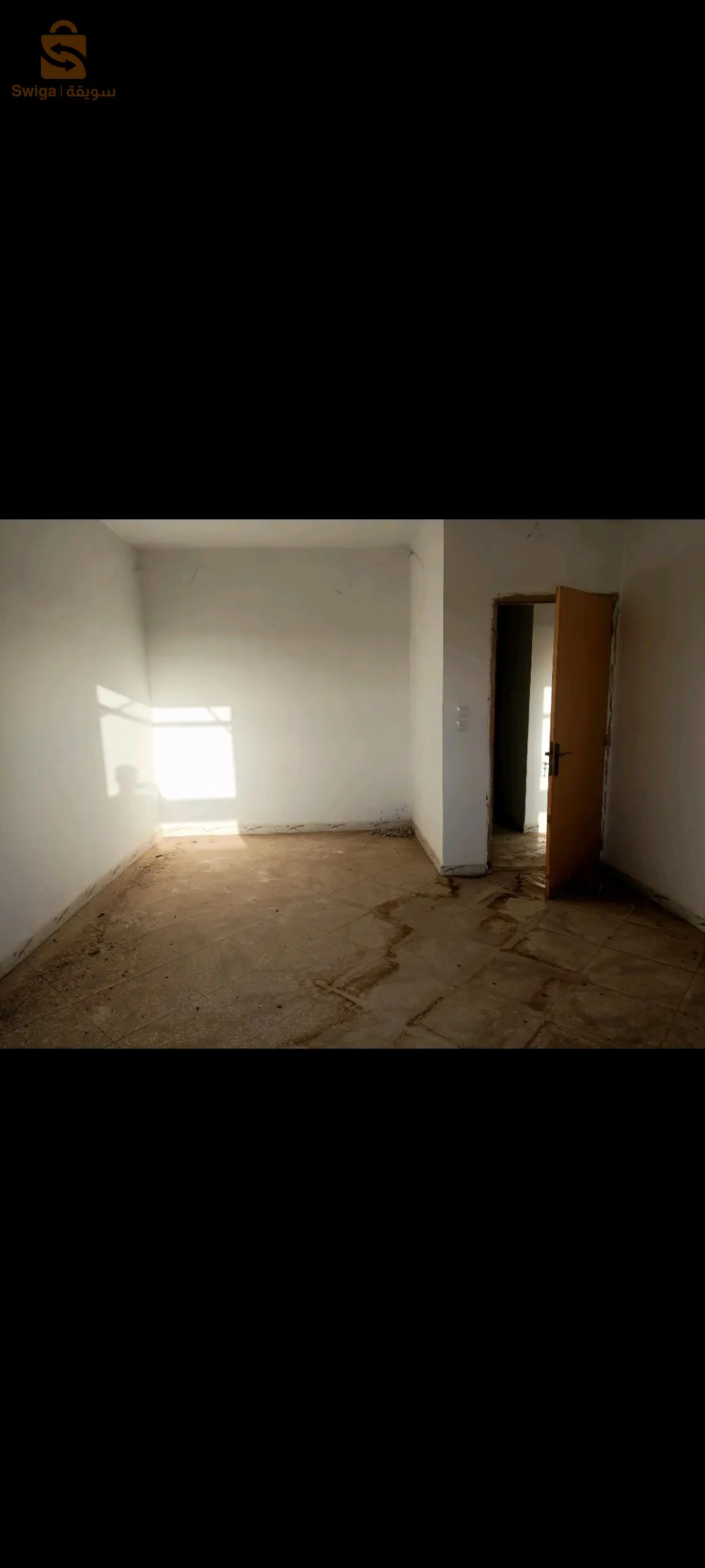 عمارة تجارية فيها 257 م2 عندها 4 طوابق و سطح