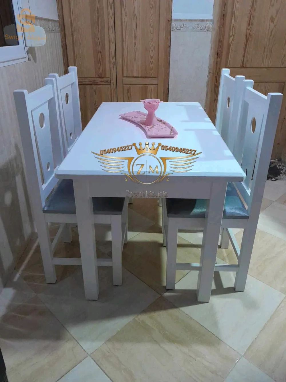 Table 4 et 6 chisse  
bois Rouge 
bin fini