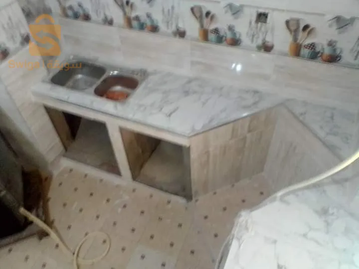 حرفي سيراميك ثقة وإتقان