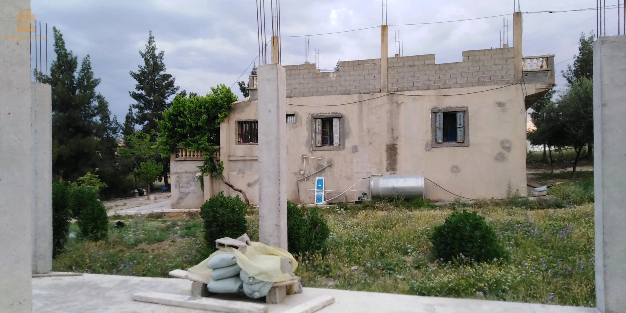 قطعة ارض للبيع ومعه منزل المساحة نصف قطار المكان بين واد العثمانية و شلغوم العيد