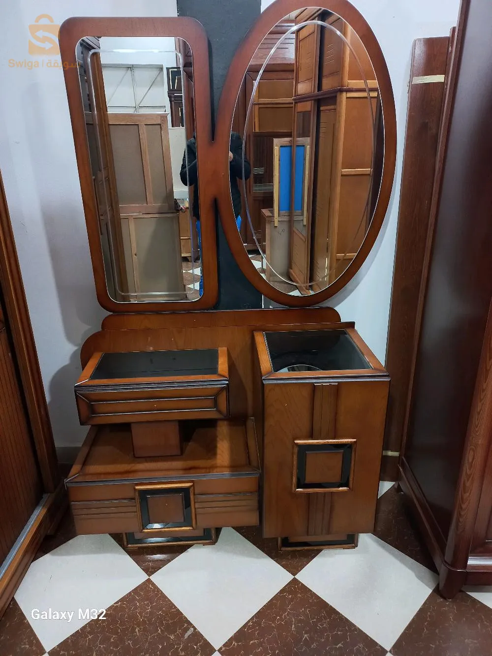 غرفة نوم عصرية مصنوعة بأجود أنواع الخشب الأحمر