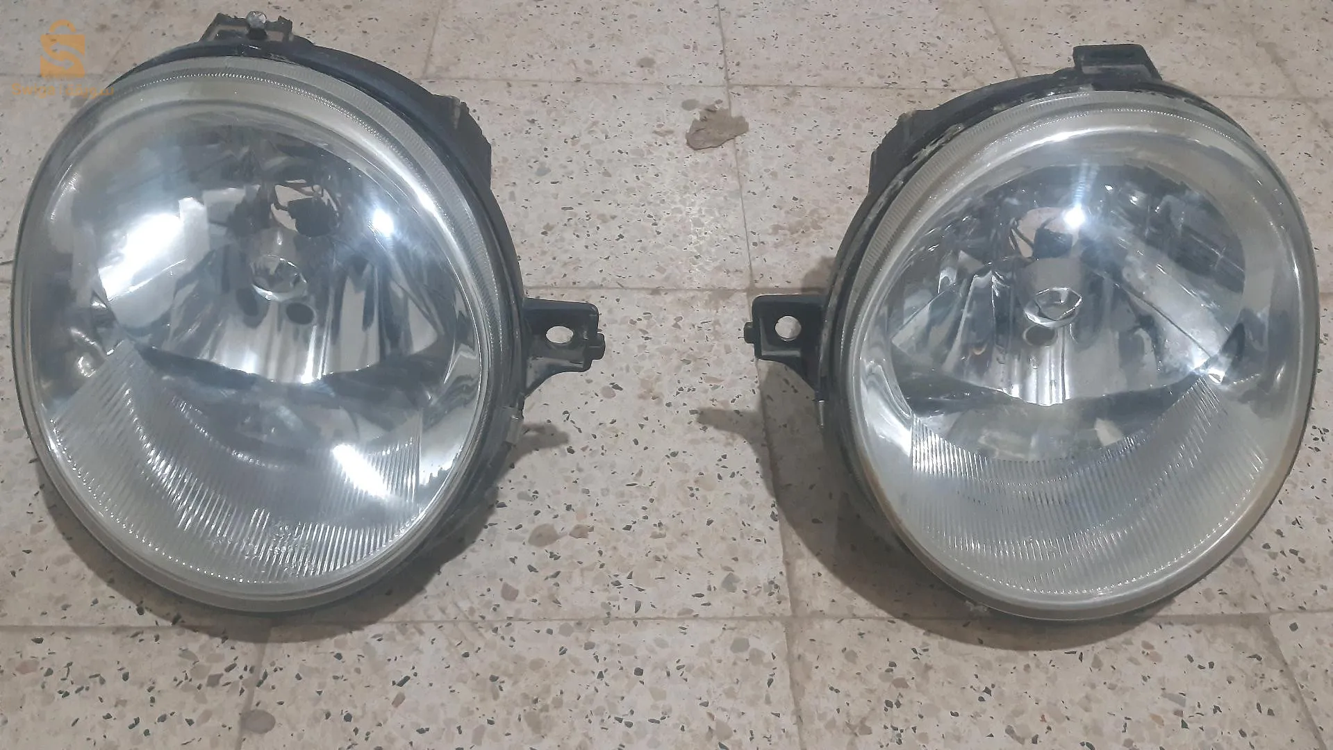 مصابيح سيارة كيوكيو في حالة جيدة،0771430571