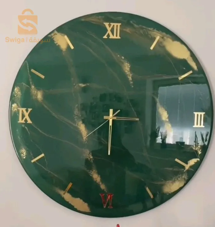 ساعة حائط من الخشب و الريزن هدية حسب الطلب