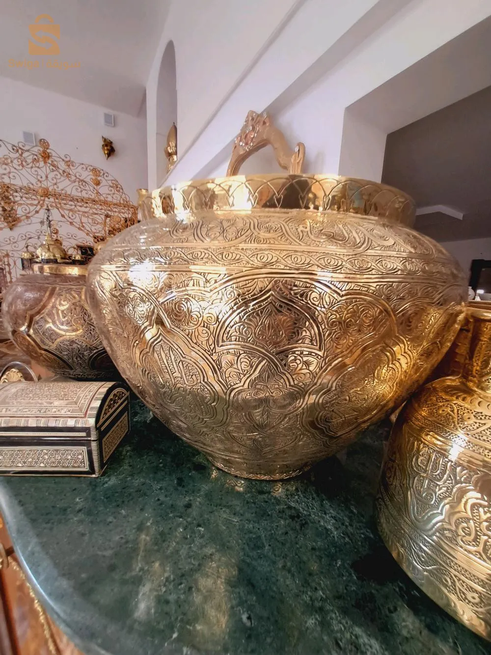 cache pot en cuivre et objets de déco et de collection 
0540 32 90 98