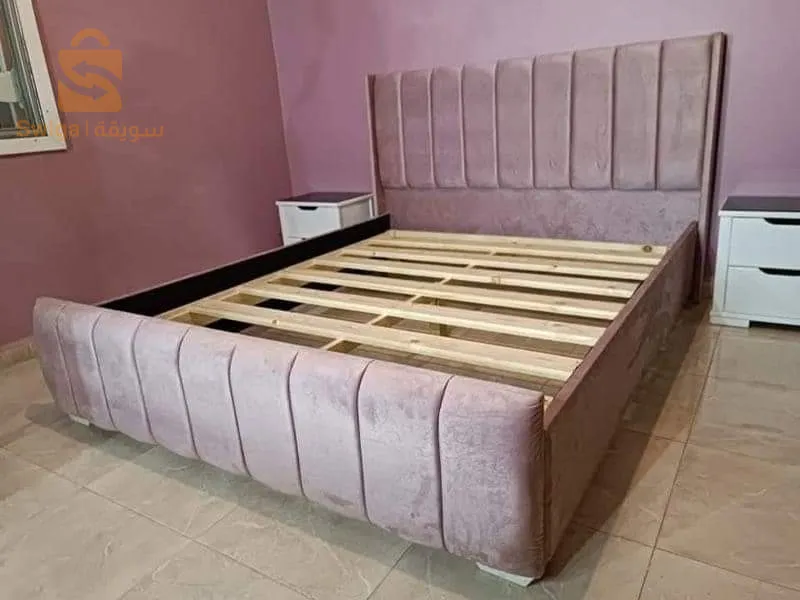 des armoires et des lits capitonnées en bois rouge