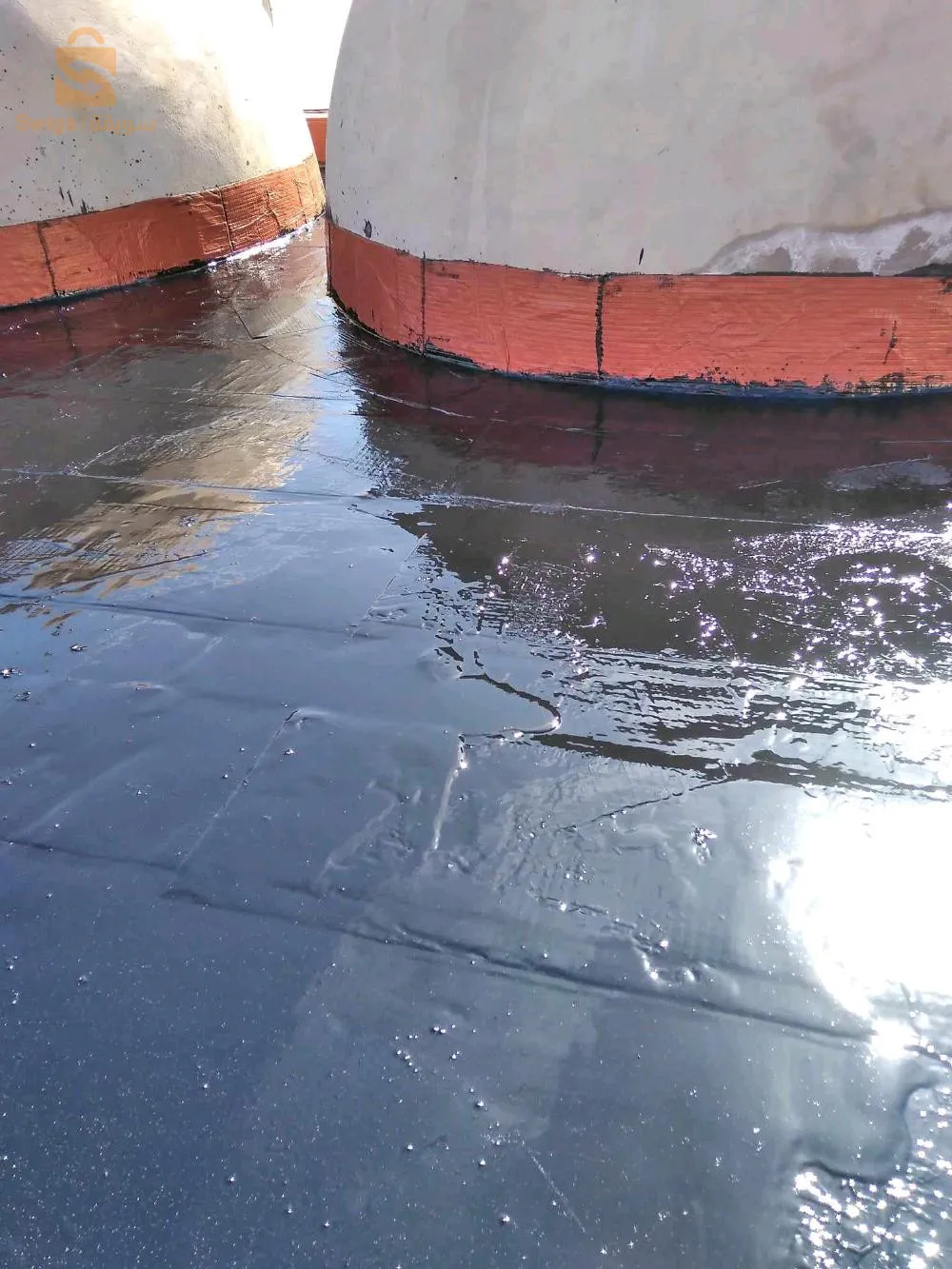 صيانة السطحEntretenir la surface extérieure et recouvrir la surface d'asphalte pour la protéger de l'eau de pluie et de l'humidité  Entretien de la surface avec de l'asphalte pour protéger de l'eau de pluie et de l'humidité