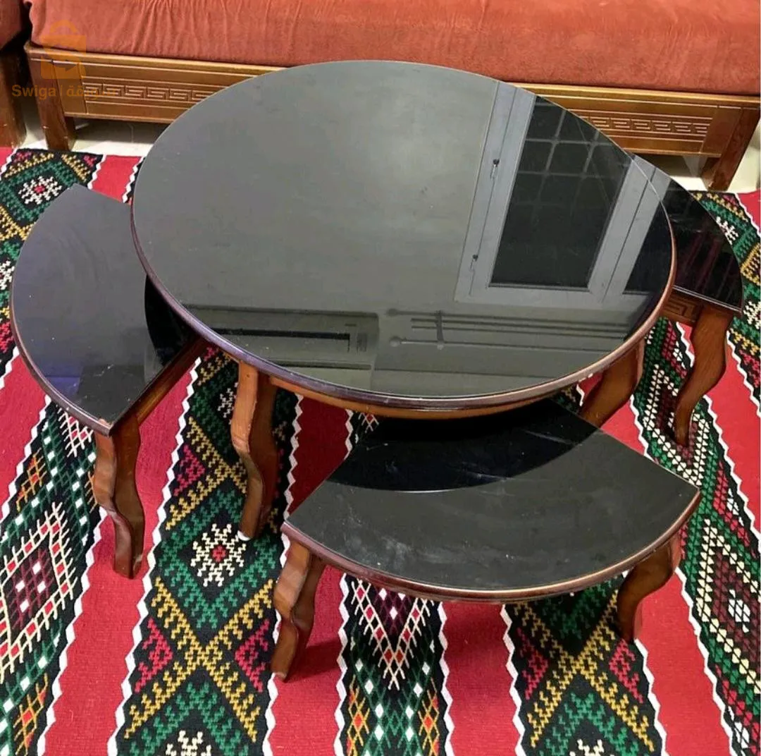 طاولة صالون معها 4طاولات + طاولة مربعة جيدة