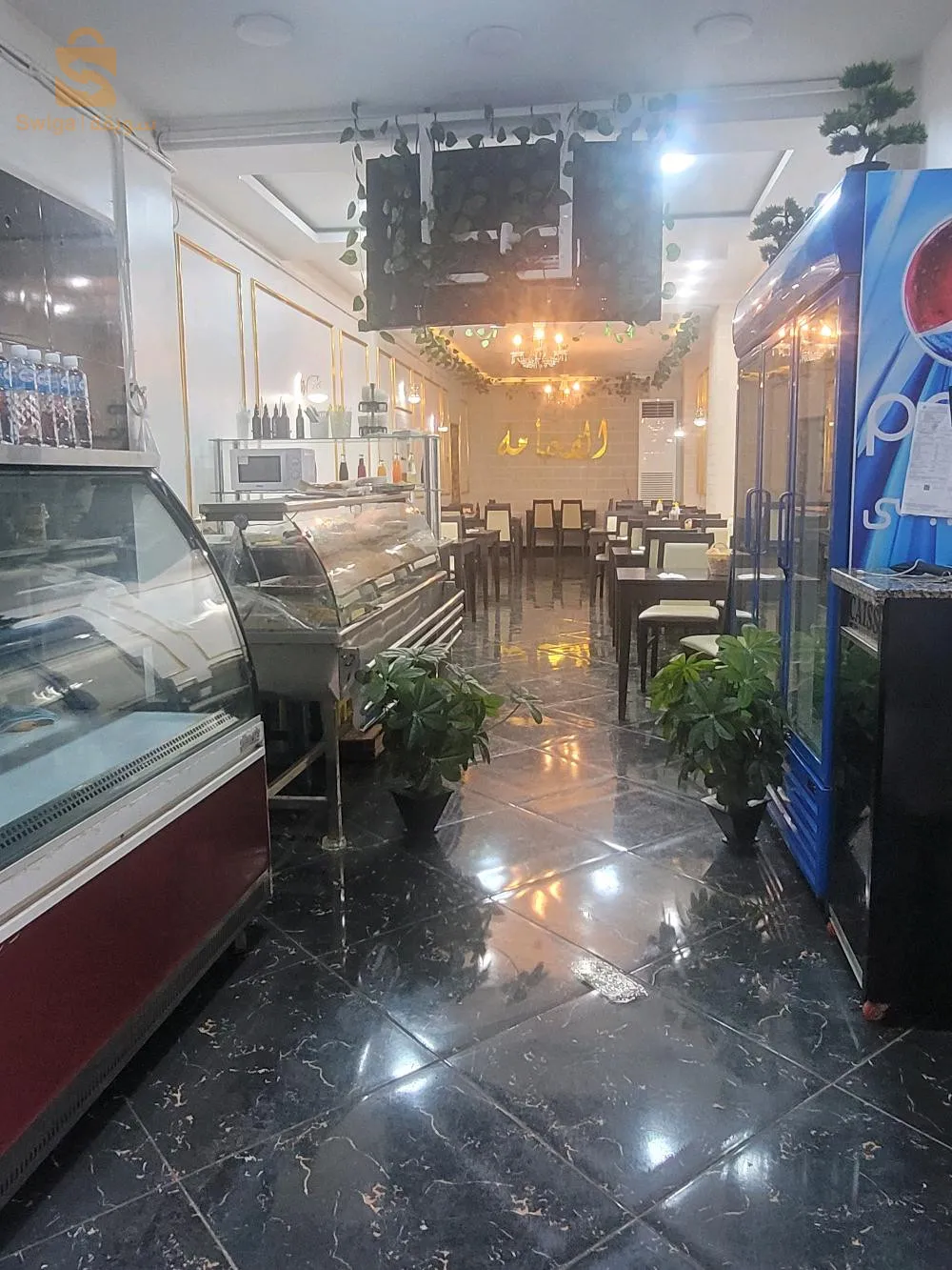 مطعم راقي بكامل معداته 
المطبخ منفصل عن القاعة الرئيسية
في يومك تخدم
على بركة الله