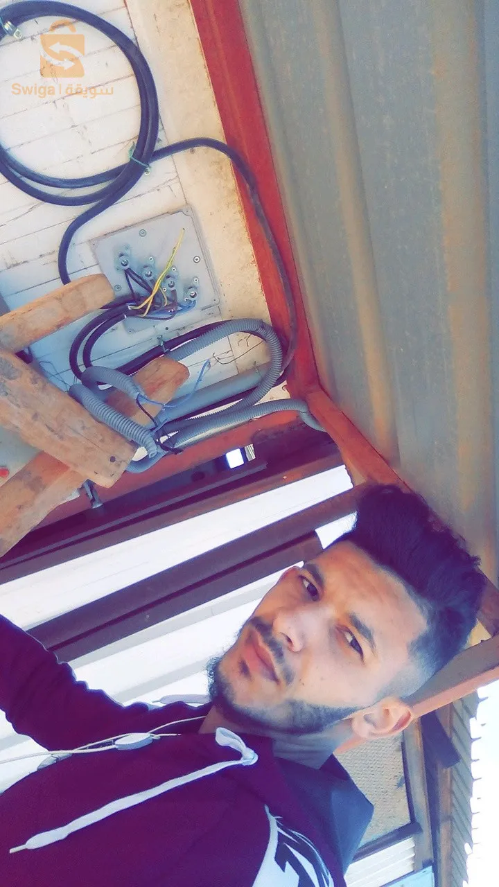 Un électricien en architecture avec un certificat et 7 ans d'expérience