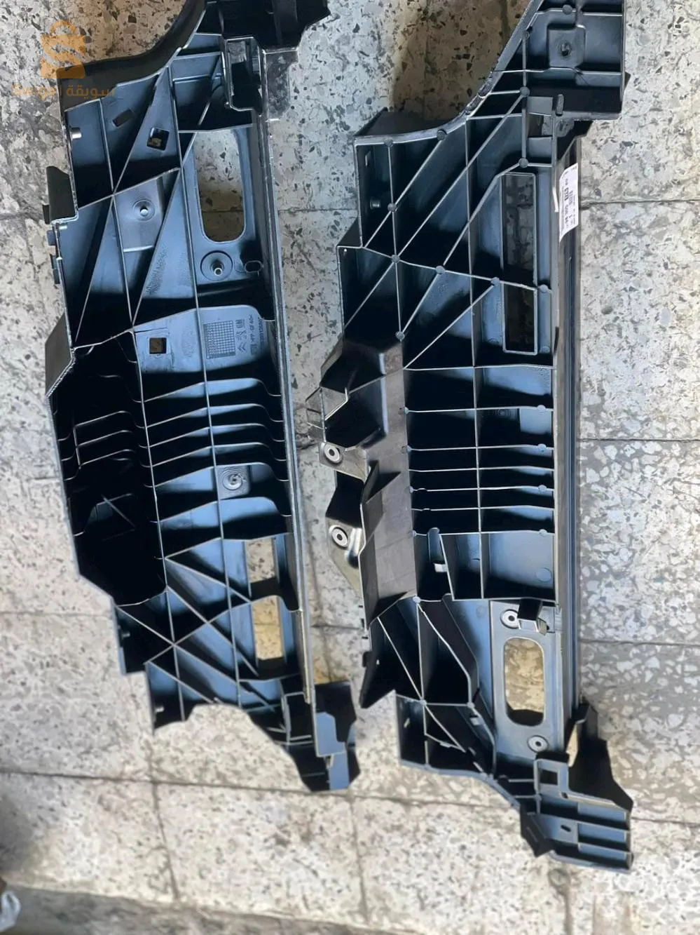 بيع قطع غيار وهياكل السيارات