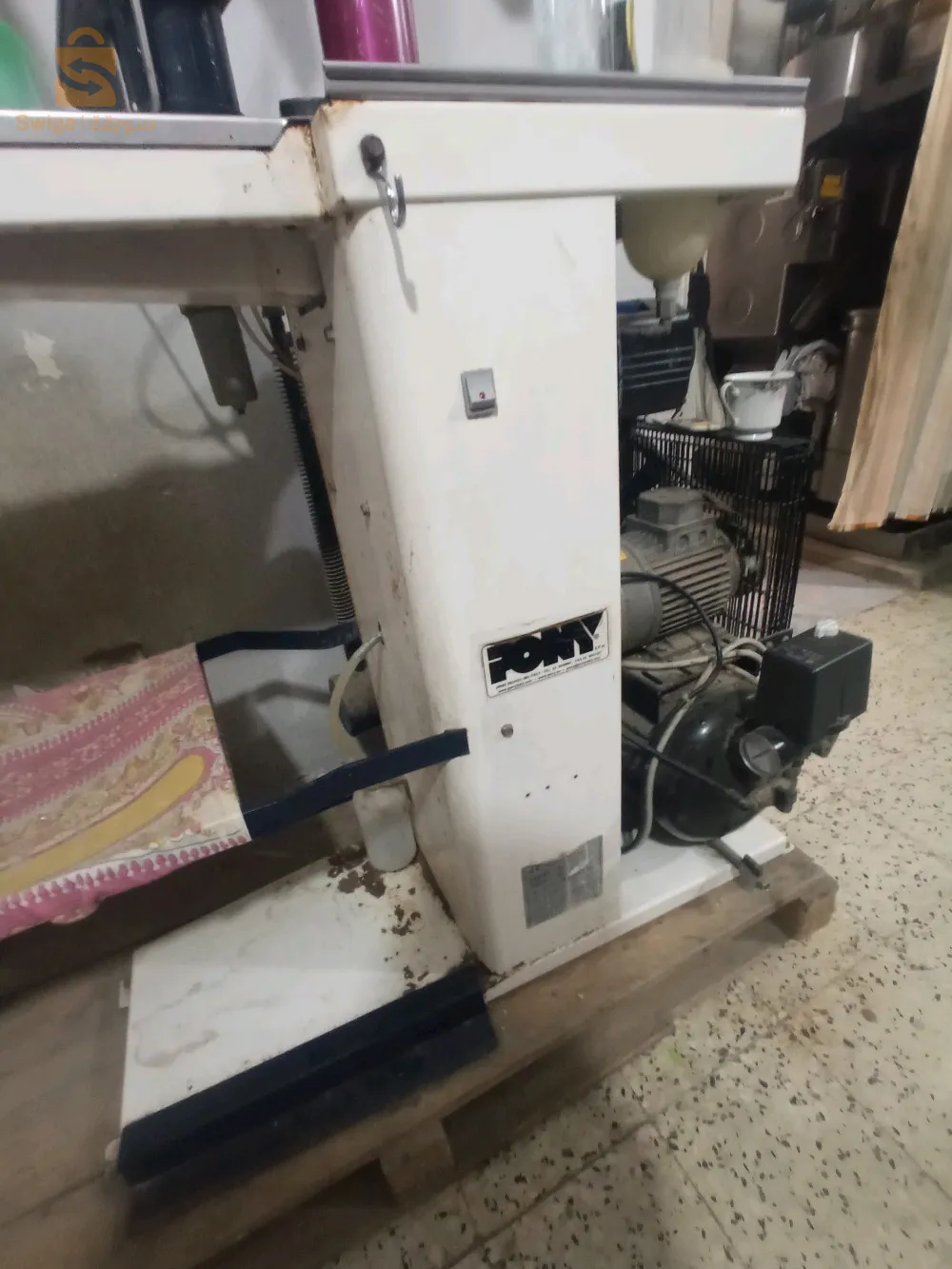 لا أدري إذا مشينة حدادة او خياطة