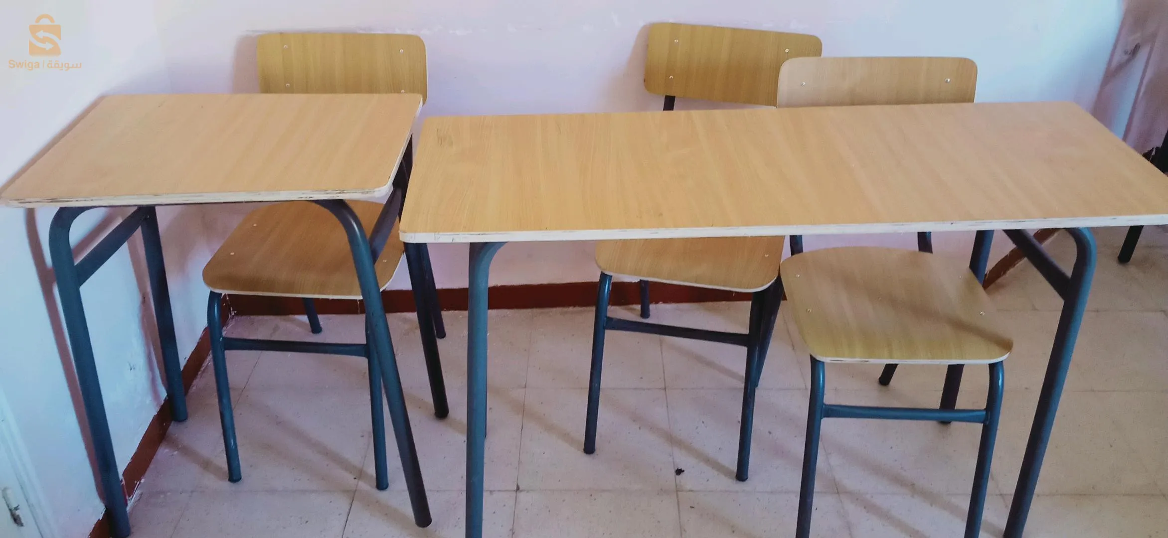 كرسي وطاولة وسبورة