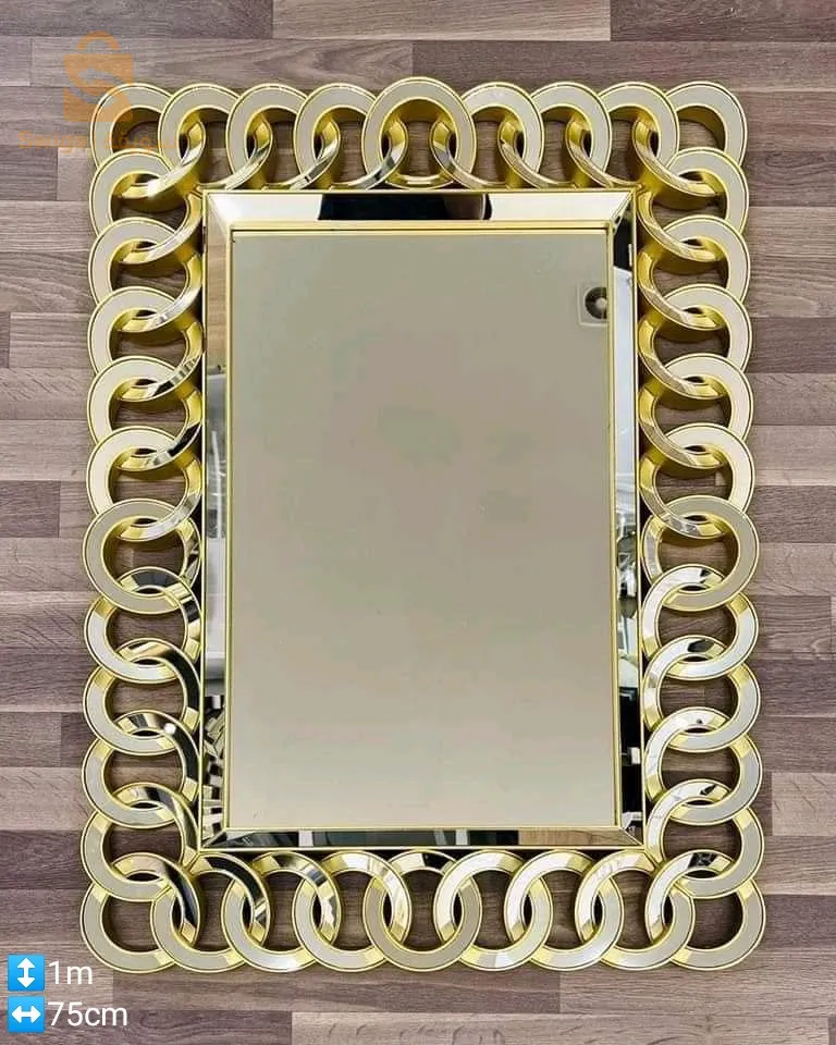 miroir et horloge murale