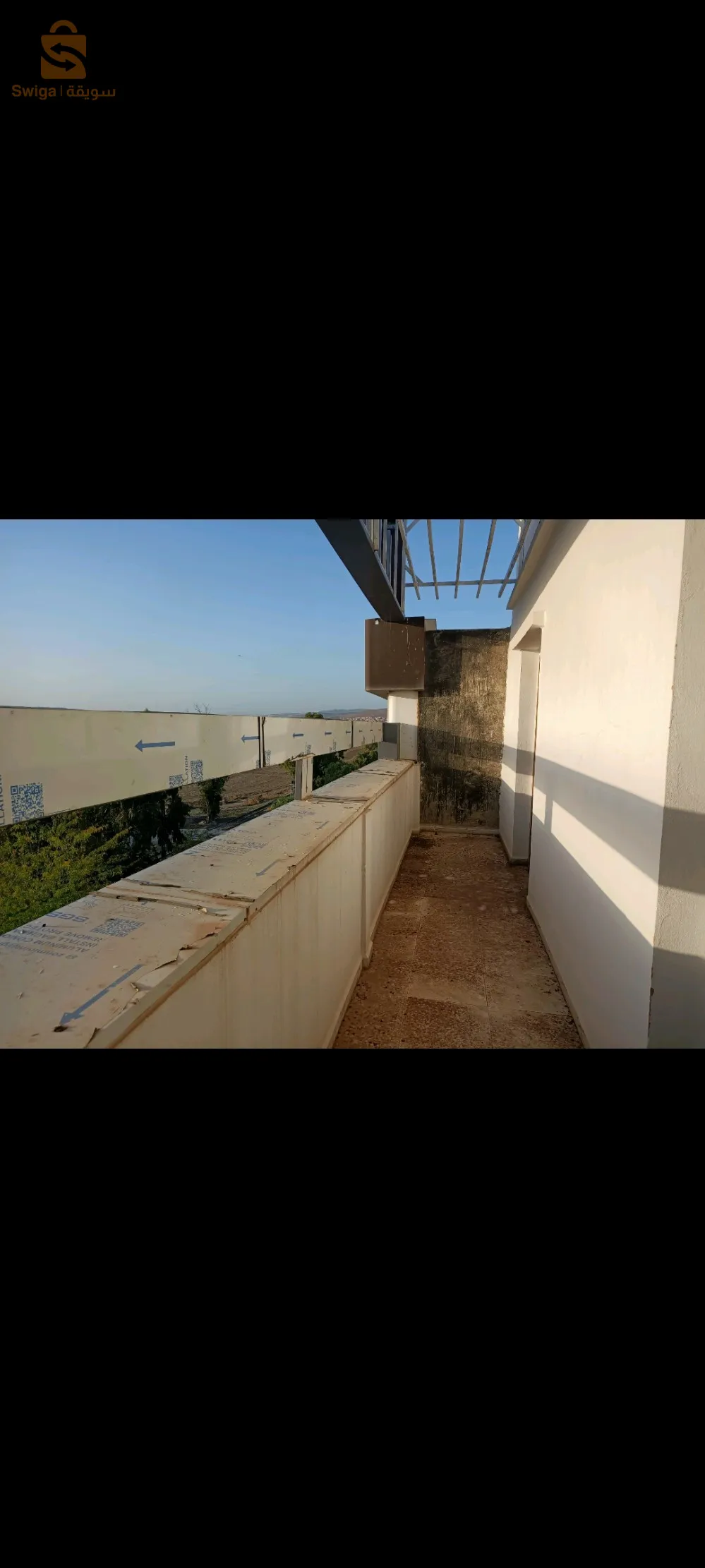 immeuble commercial de 257 M2 composé de 4 étages et une terrasse