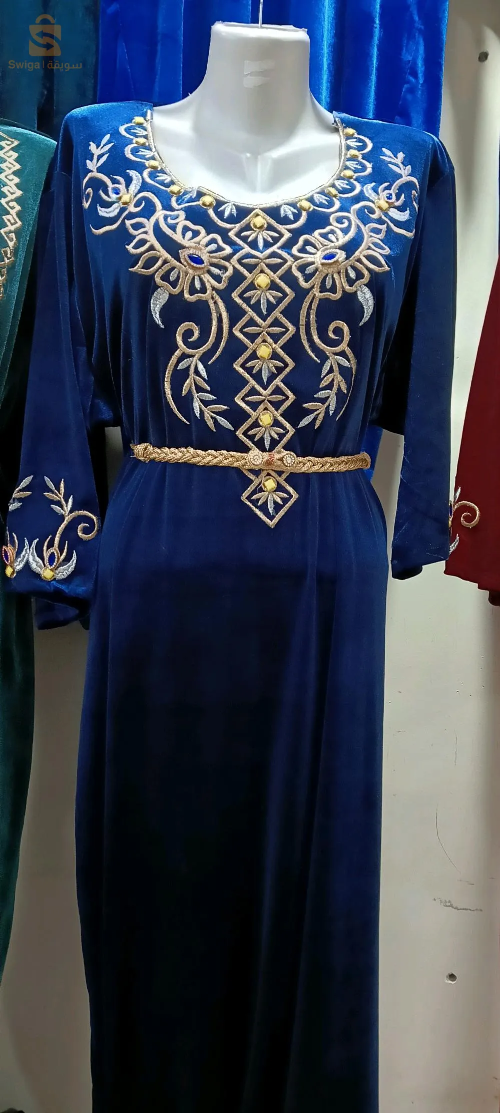 روب. قطيفة بالطرز بسعر 165 الف فقط