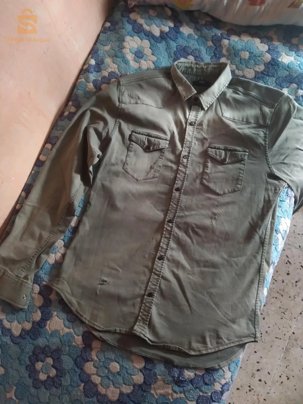 هناك قميص واحد فقط ، سوف أنزع إعلان حينما يباع