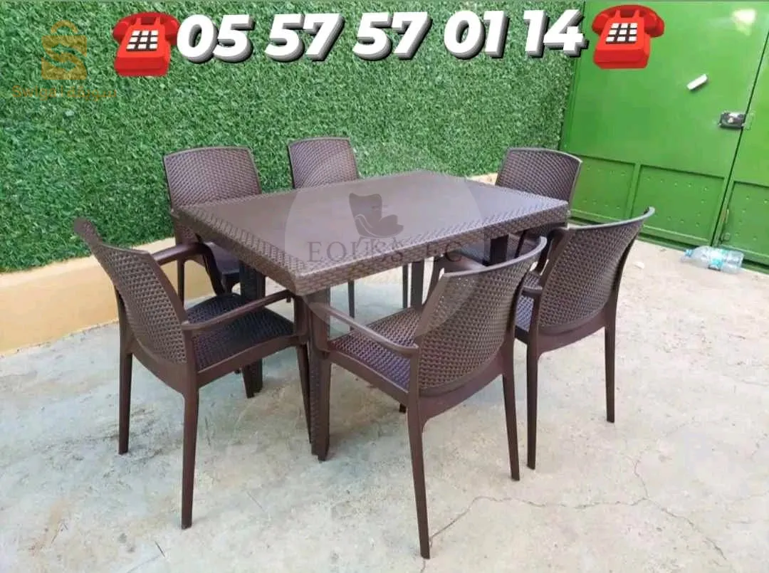 كراسي و طاولات بلاستيكية