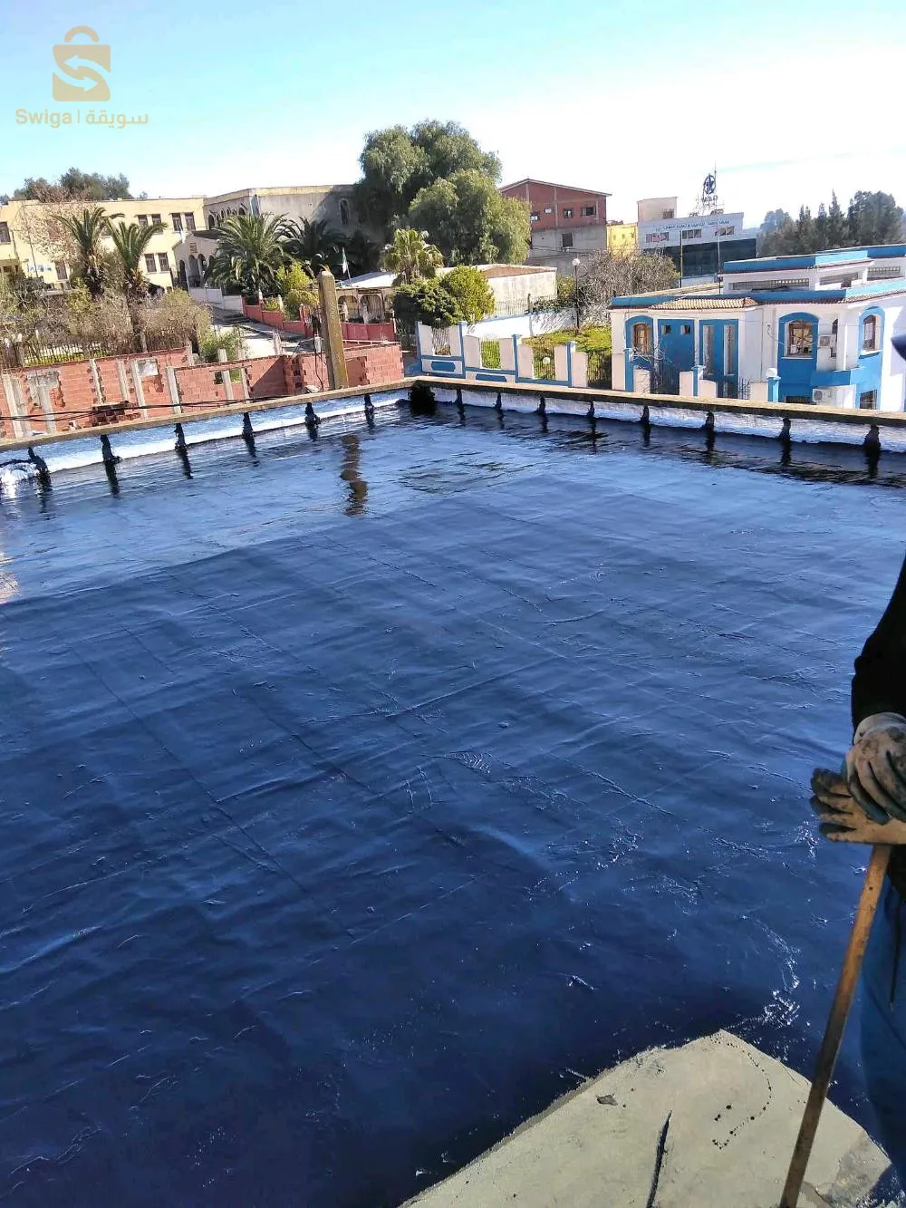 صيانة السطحEntretenir la surface extérieure et recouvrir la surface d'asphalte pour la protéger de l'eau de pluie et de l'humidité  Entretien de la surface avec de l'asphalte pour protéger de l'eau de pluie et de l'humidité