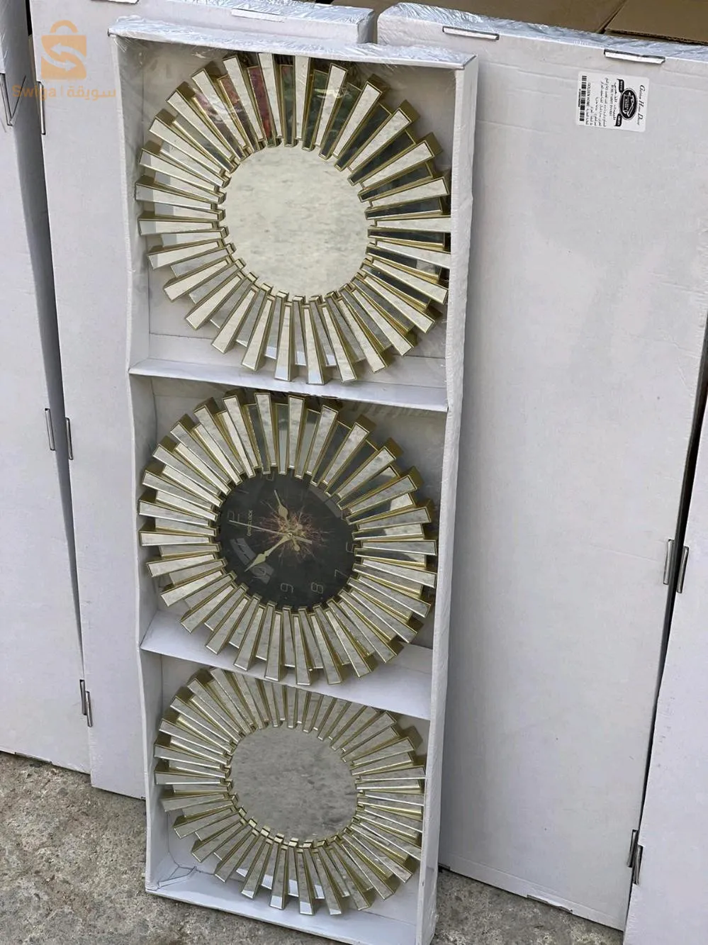miroir et horloge murale
