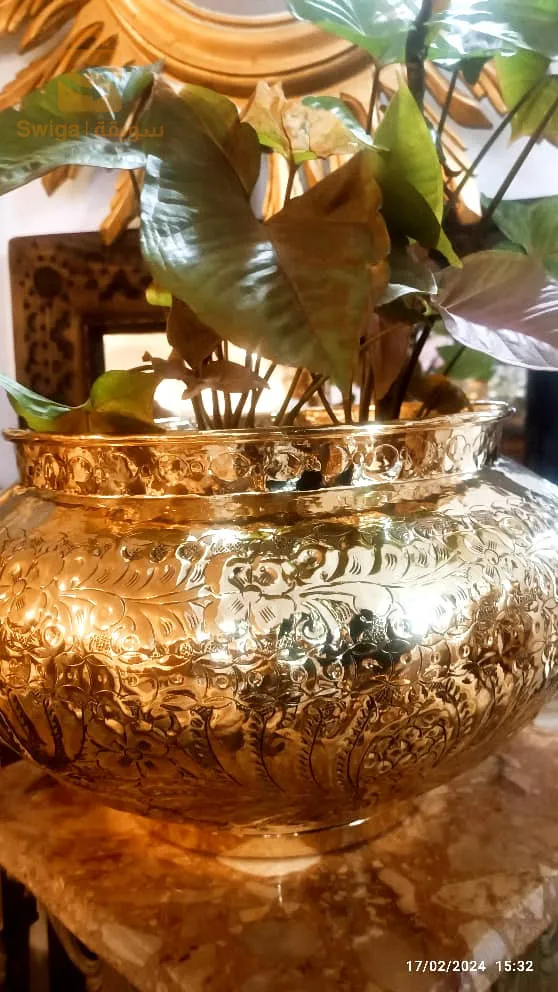 cache pot en cuivre et objets de déco et de collection 
0540 32 90 98