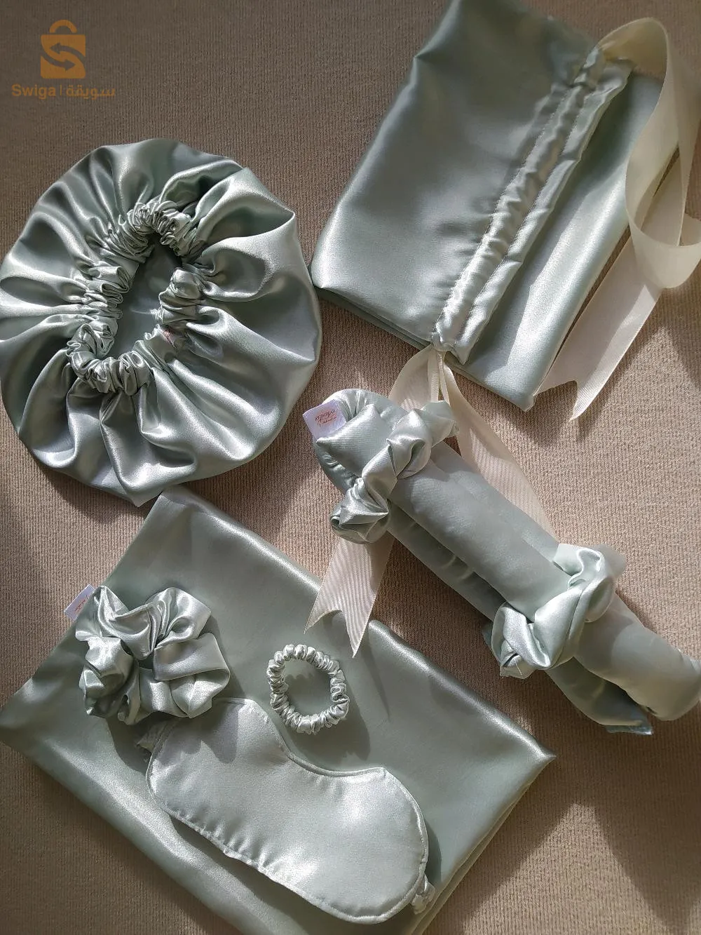 مجموعة مصنوعة من الساتان