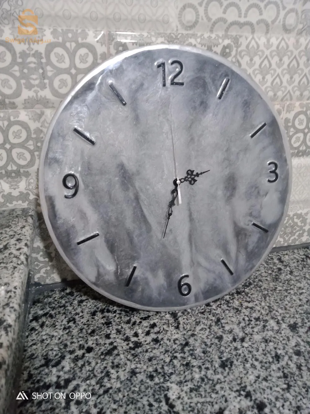 ساعة حائط من الخشب و الريزن هدية حسب الطلب