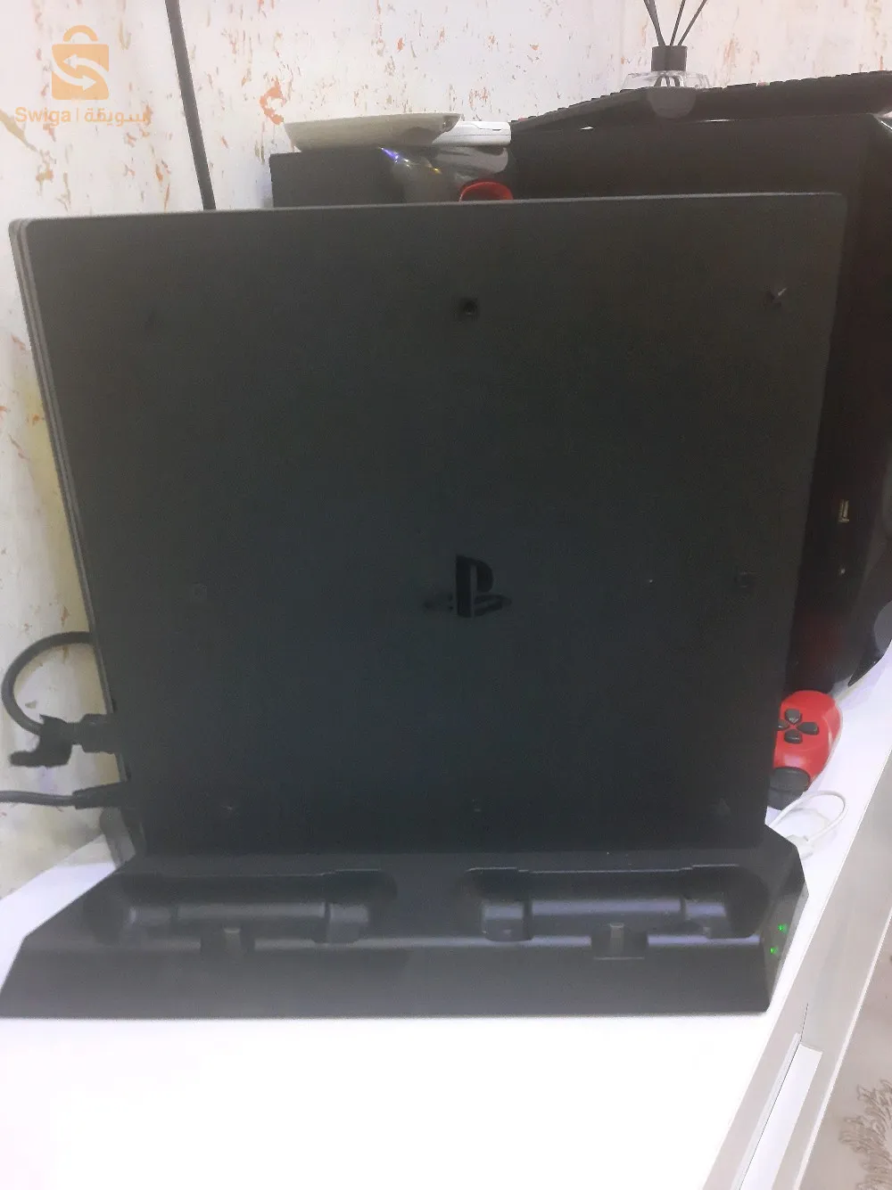بيع او تبديل ps4 نقي فيه 1تير و 2 منيطات و 3 سيدي و معاه مبرد و شاحن مناطا