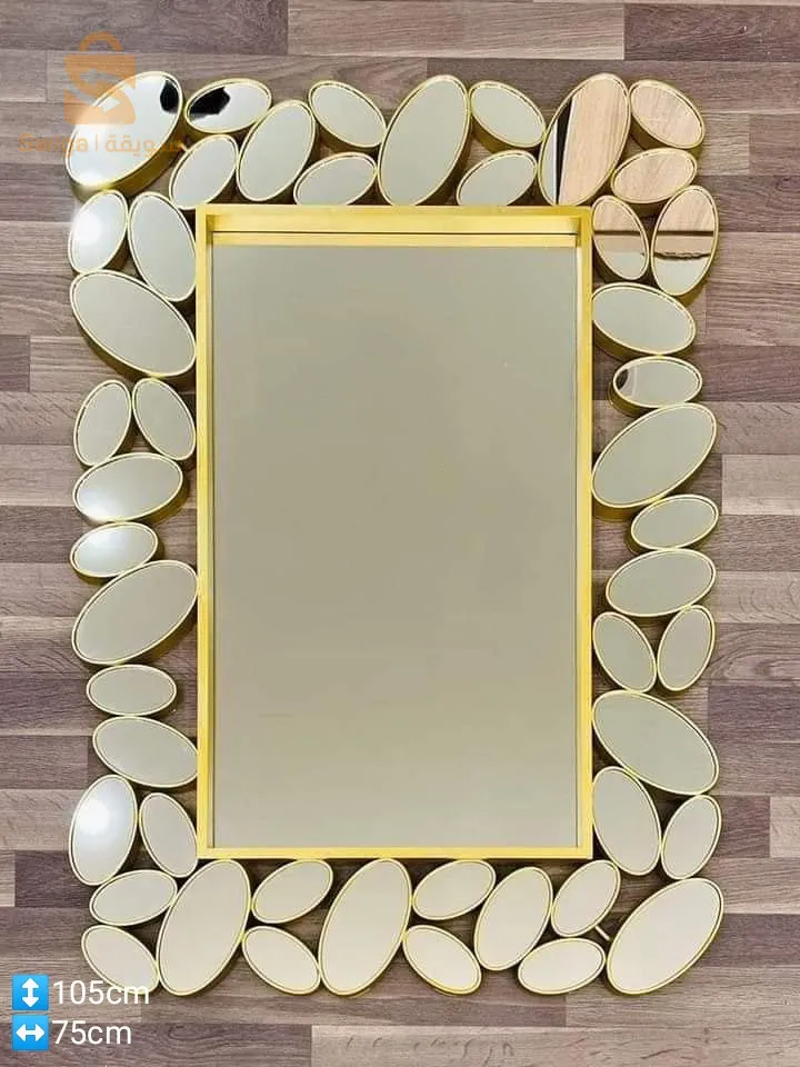 miroir et horloge murale