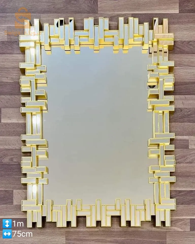 miroir et horloge murale