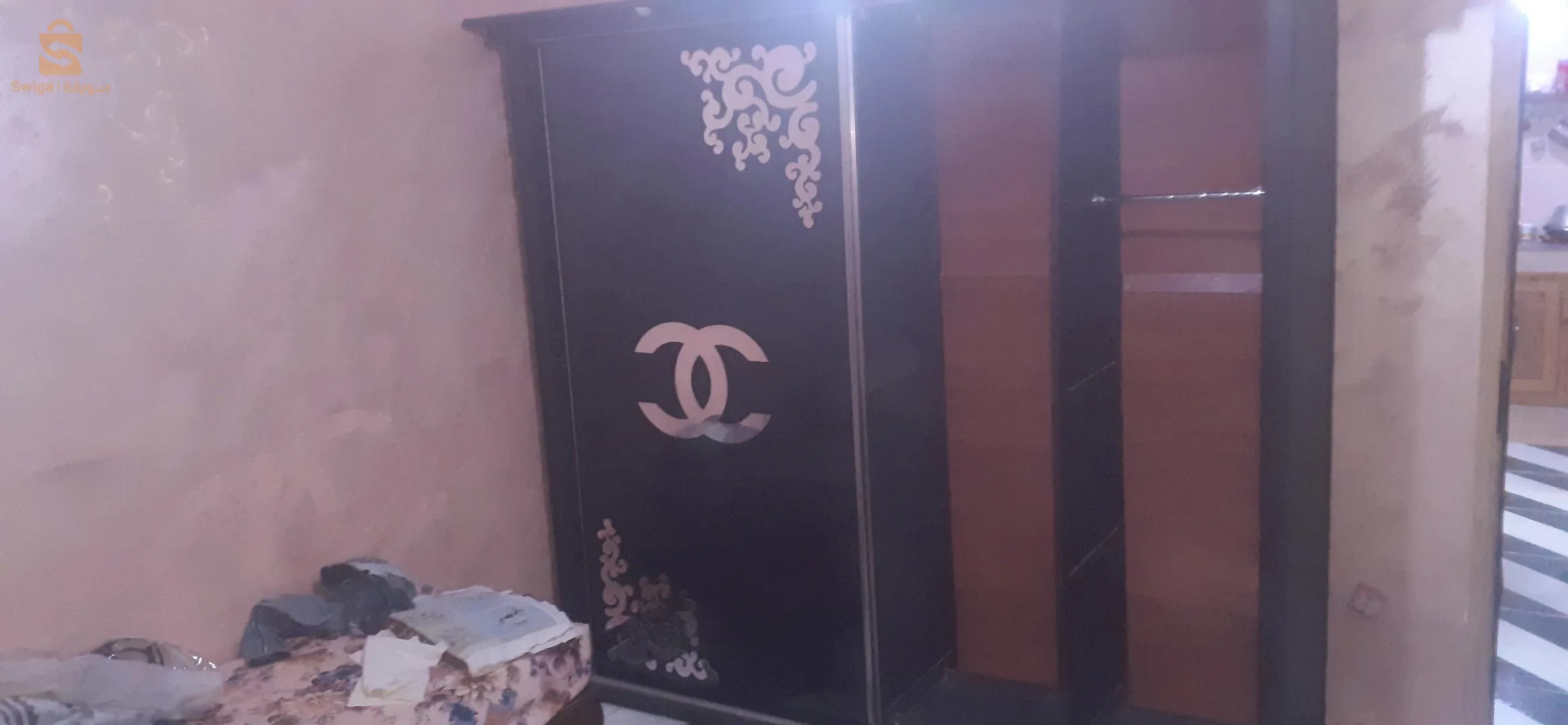 خزانة غرفة نوم مع طاولات النوم او بدون