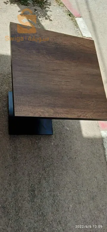 طاولات مقاهي و مطاعم باحجام مختلفة متوفر بالوان مختلفة