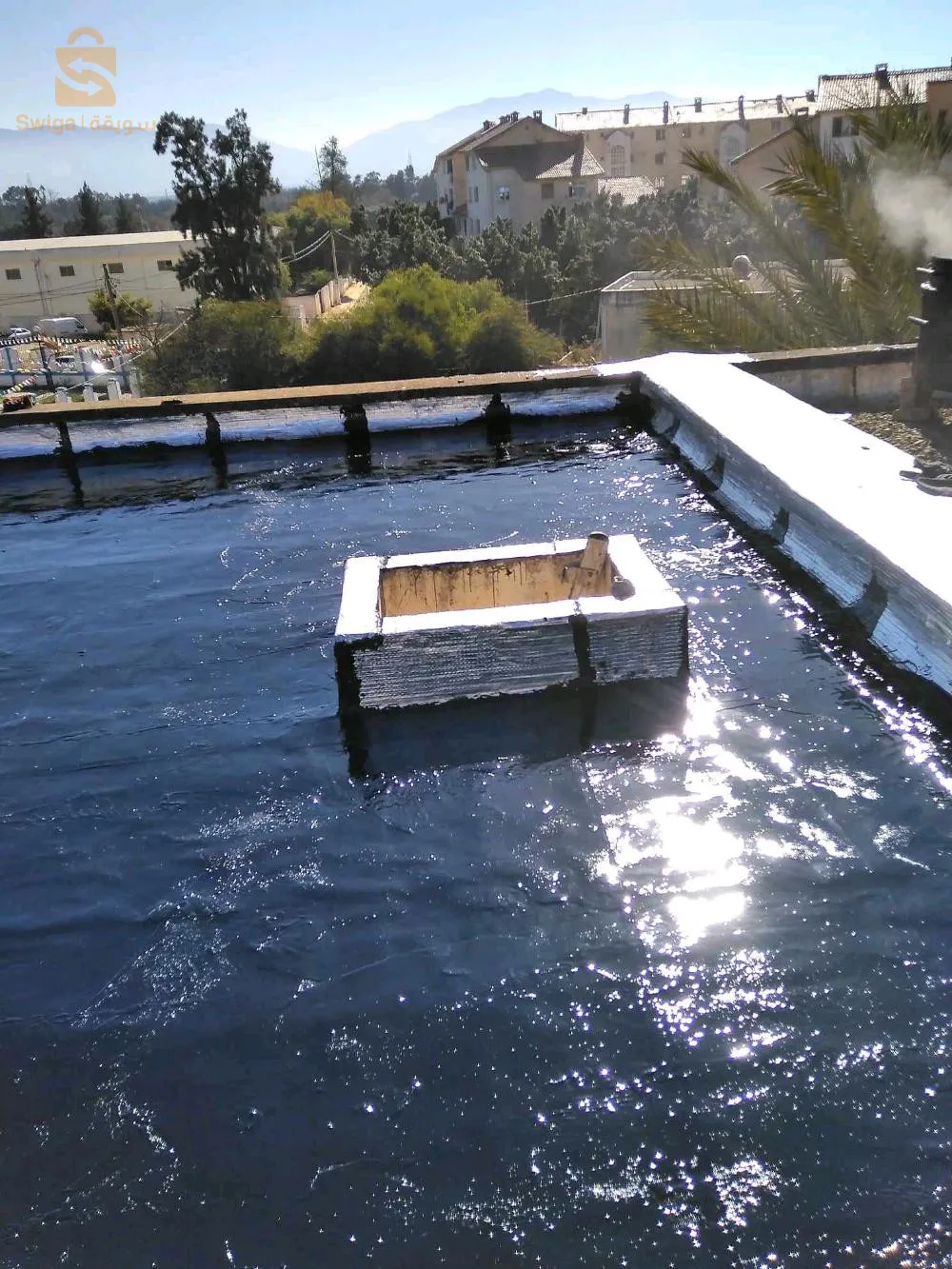 Entretenir la surface extérieure et recouvrir la surface d'asphalte pour la protéger de l'eau de pluie et de l'humidité