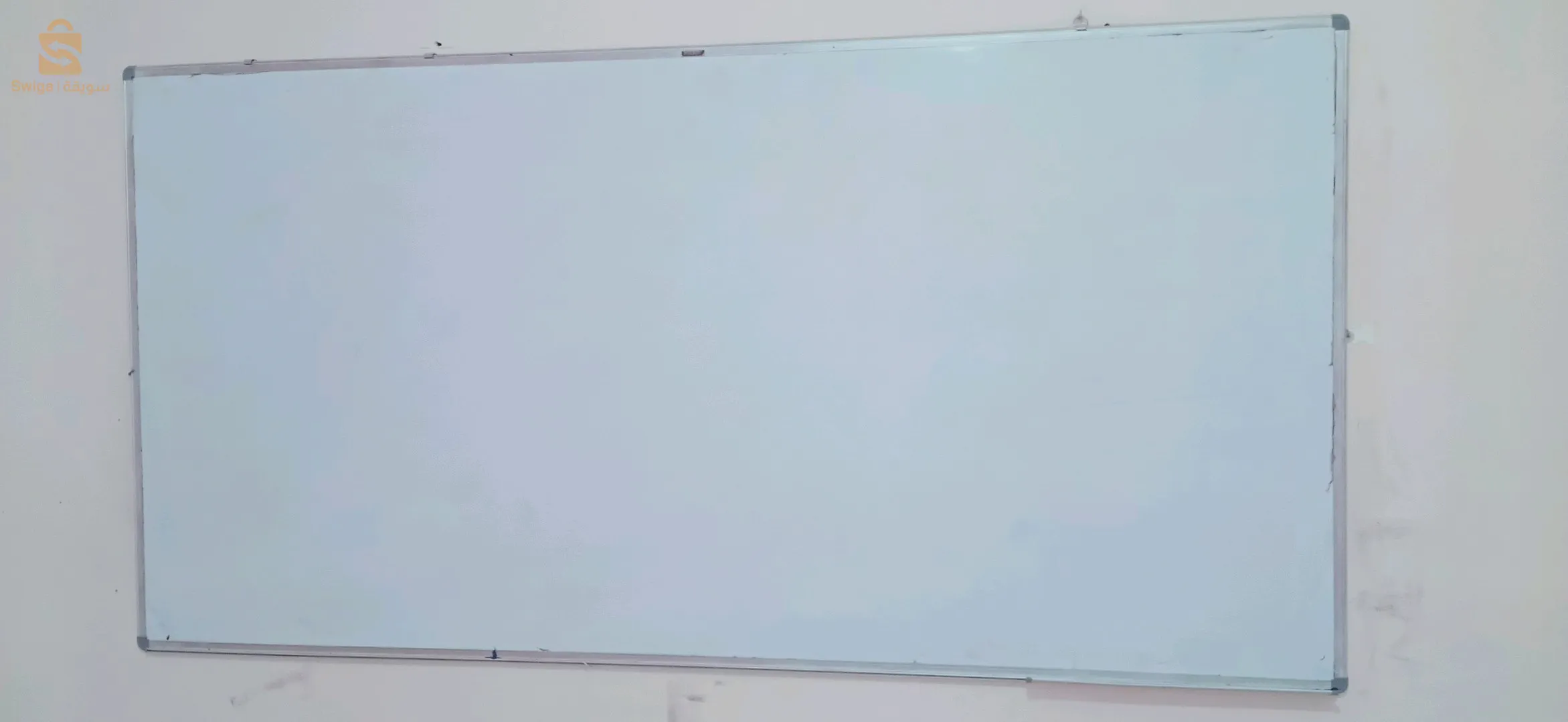 كرسي وطاولة وسبورة