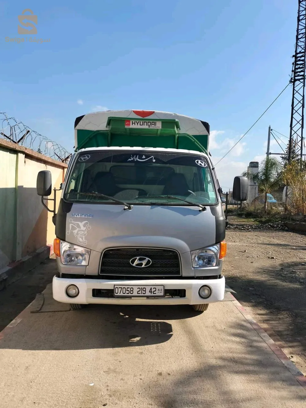 شاحنة نقل البضائع علا كل المسفات