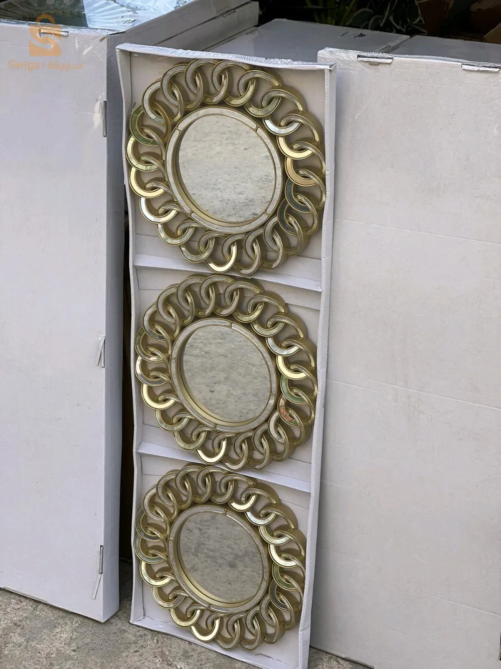 miroir et horloge murale