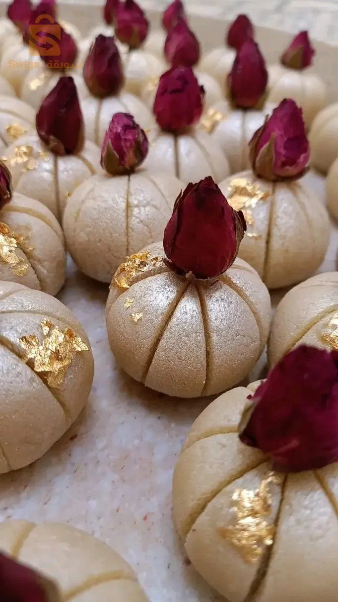 les dattes foũrré 
toumia 
les fruits gâteaux 
les fleurs au chocolat 
eljouzia 
les fraises au chocolat
les mignardises tunisienne