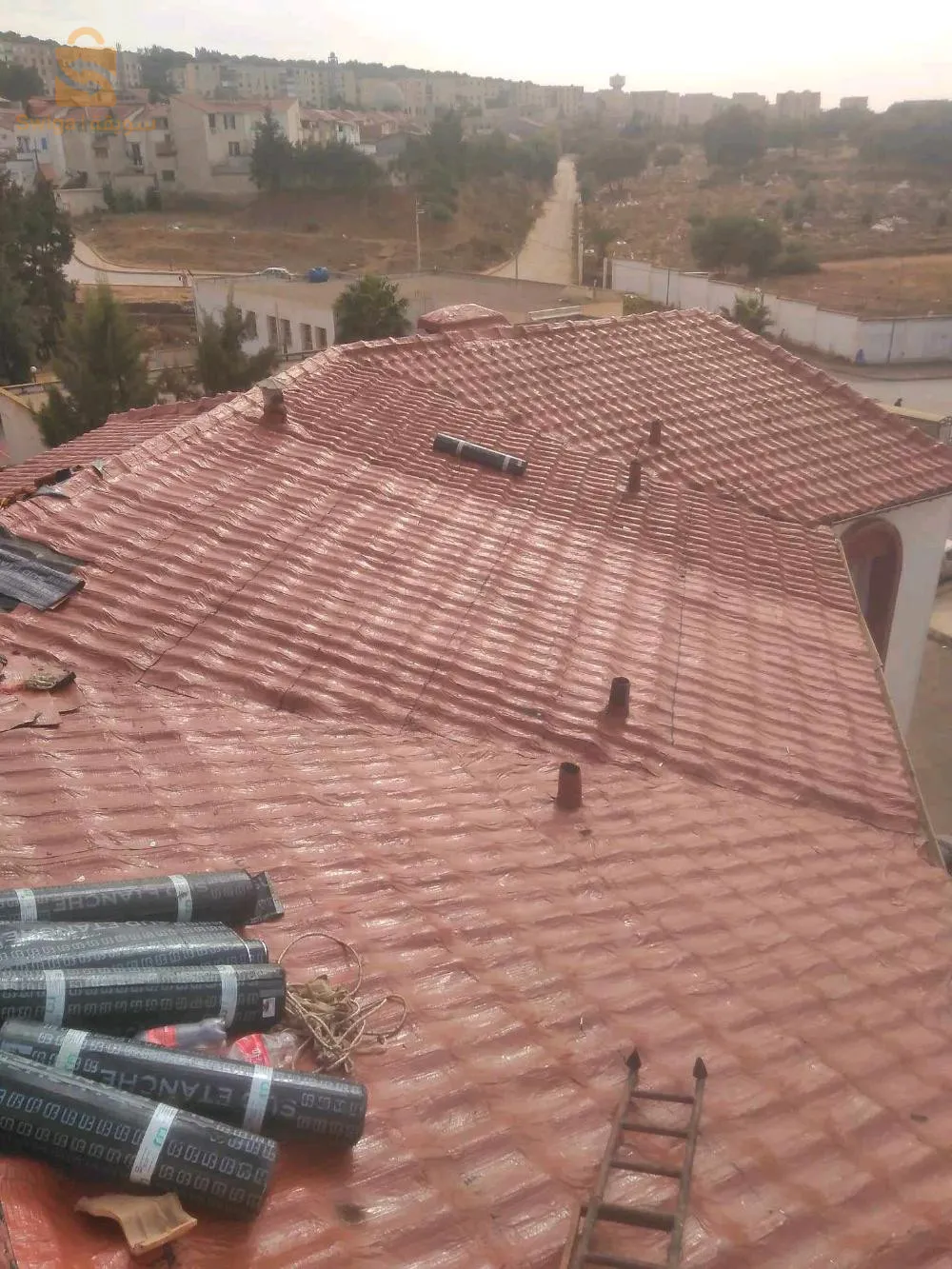 صيانة السطحEntretenir la surface extérieure et recouvrir la surface d'asphalte pour la protéger de l'eau de pluie et de l'humidité  Entretien de la surface avec de l'asphalte pour protéger de l'eau de pluie et de l'humidité