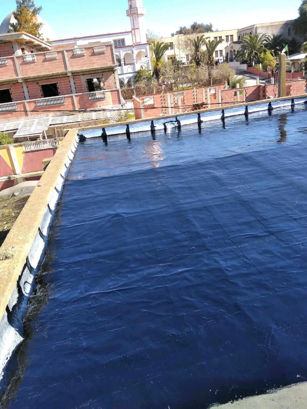 صيانة السطحEntretenir la surface extérieure et recouvrir la surface d'asphalte pour la protéger de l'eau de pluie et de l'humidité  Entretien de la surface avec de l'asphalte pour protéger de l'eau de pluie et de l'humidité