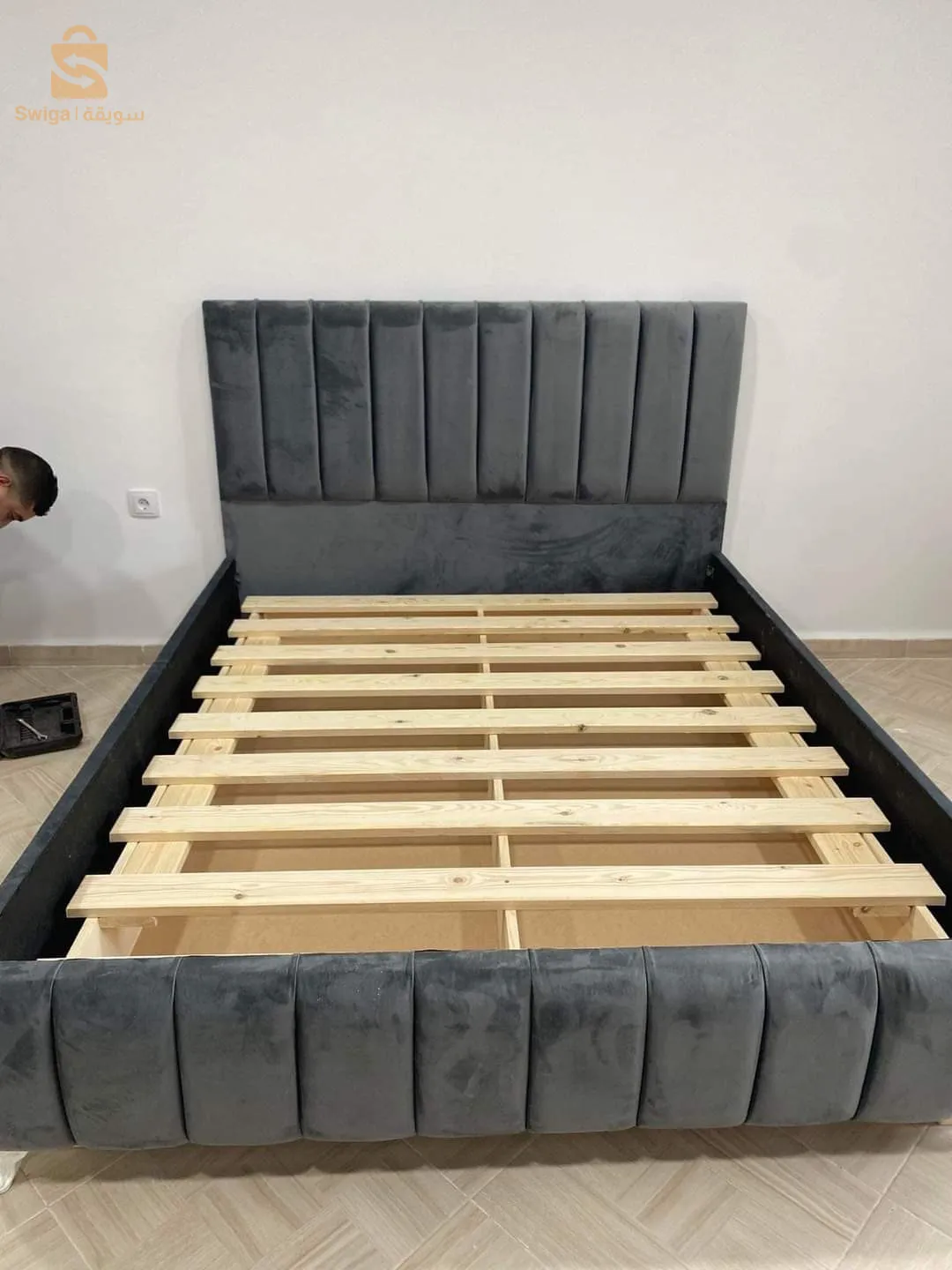 des armoires et des lits capitonnées en bois rouge