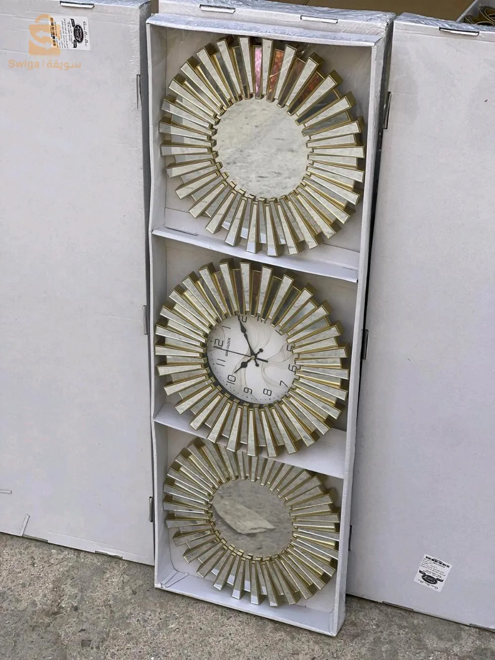 miroir et horloge murale