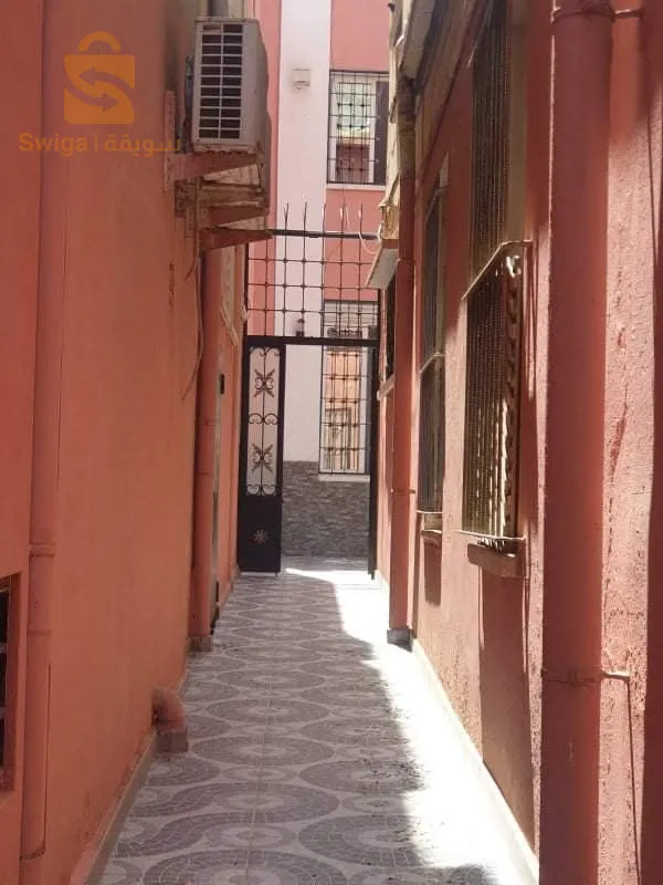 سلام عليكم ورحمة الله وبركاته عندي فيلا للبيع في البليدة مبين باب خويخة وباب زاوية فيها 156 م مخدومة فيها باش دو سطح فيها 5 غرف ليشوديار  2 مراحض الخ...