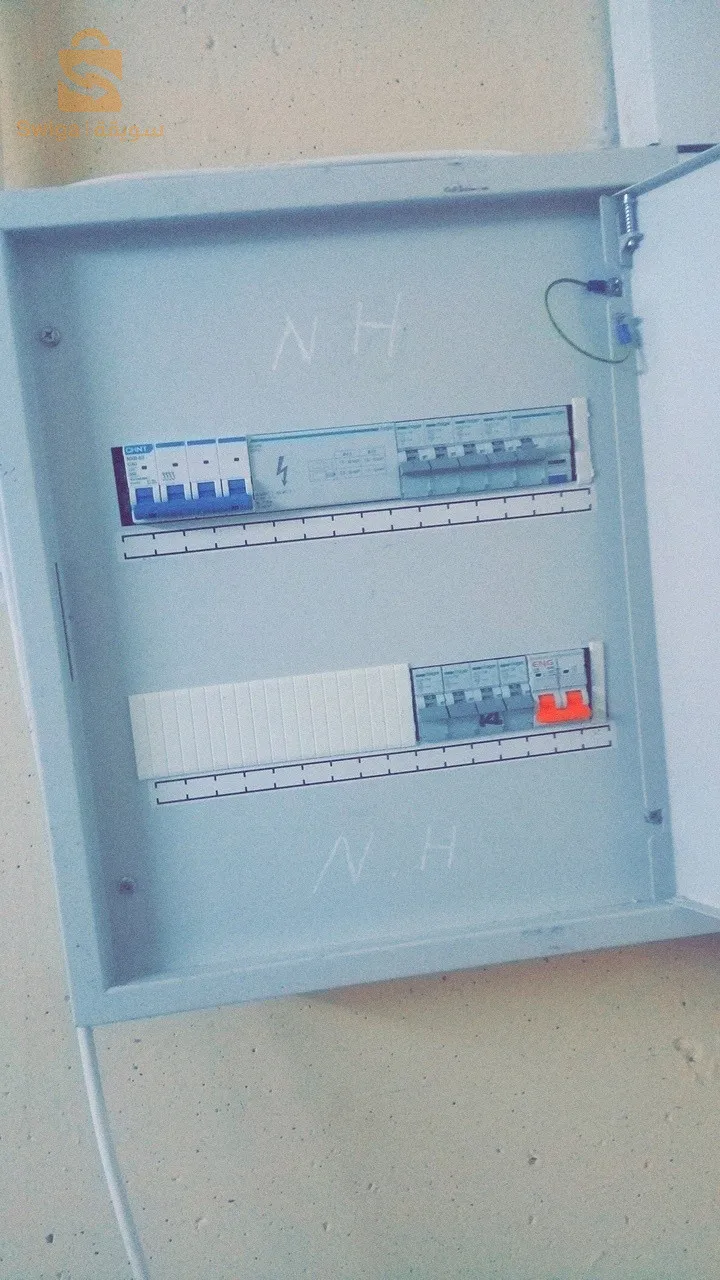 Un électricien en architecture avec un certificat et 7 ans d'expérience