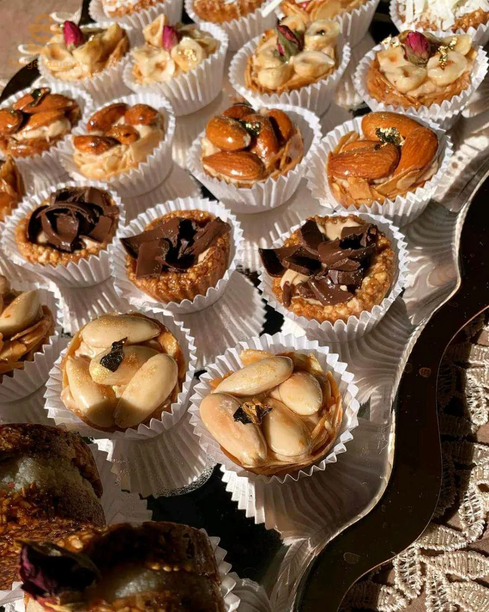 les dattes foũrré 
toumia 
les fruits gâteaux 
les fleurs au chocolat 
eljouzia 
les fraises au chocolat
les mignardises tunisienne