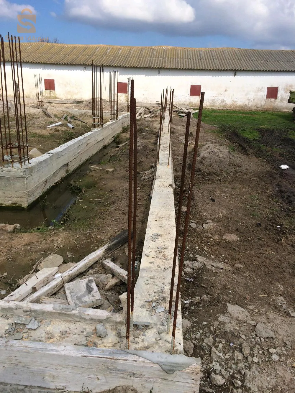 قطعة أرض صالحة للبناء ببلدية بريحان ولاية الطارف. 300م2 بالدفتر العقاري وعقد البناء.