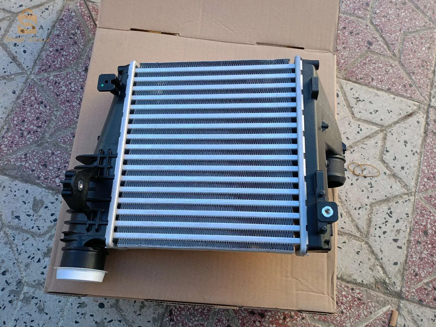 بيع قطع غيار وهياكل السيارات