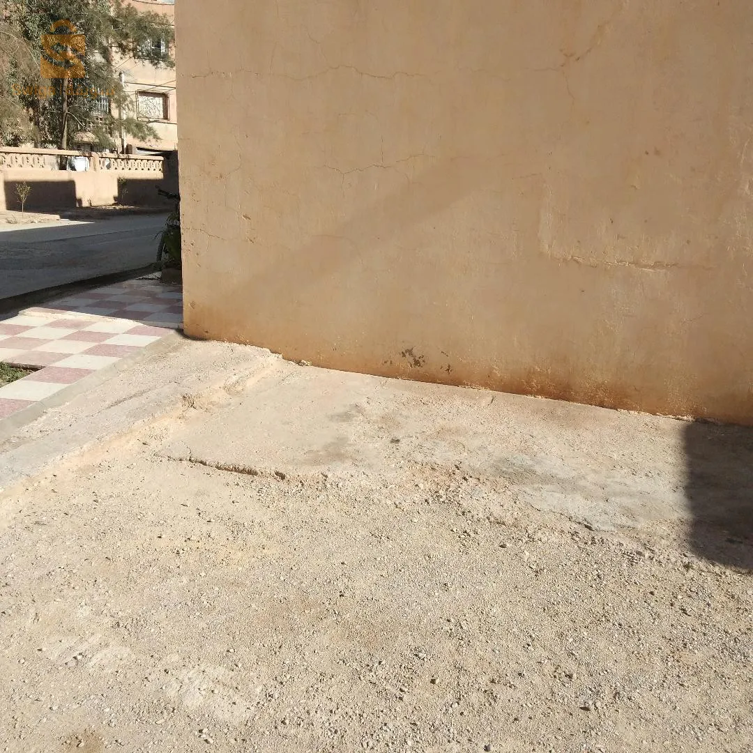 منزل للبيع بدفتر عقاري بواجهتين  لباغي يشري يتصل على الرقم المكتوب في اللوحة