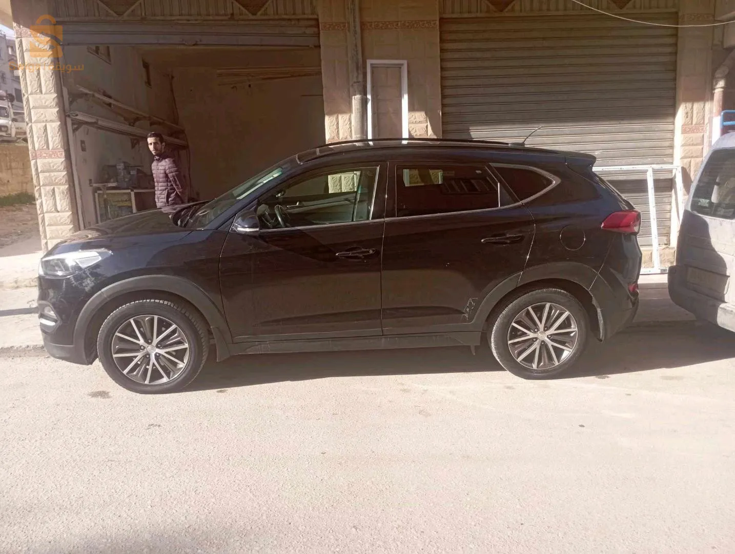 سيارة تيكسون للبيع فيها لال امامي ايمن و بارشوك