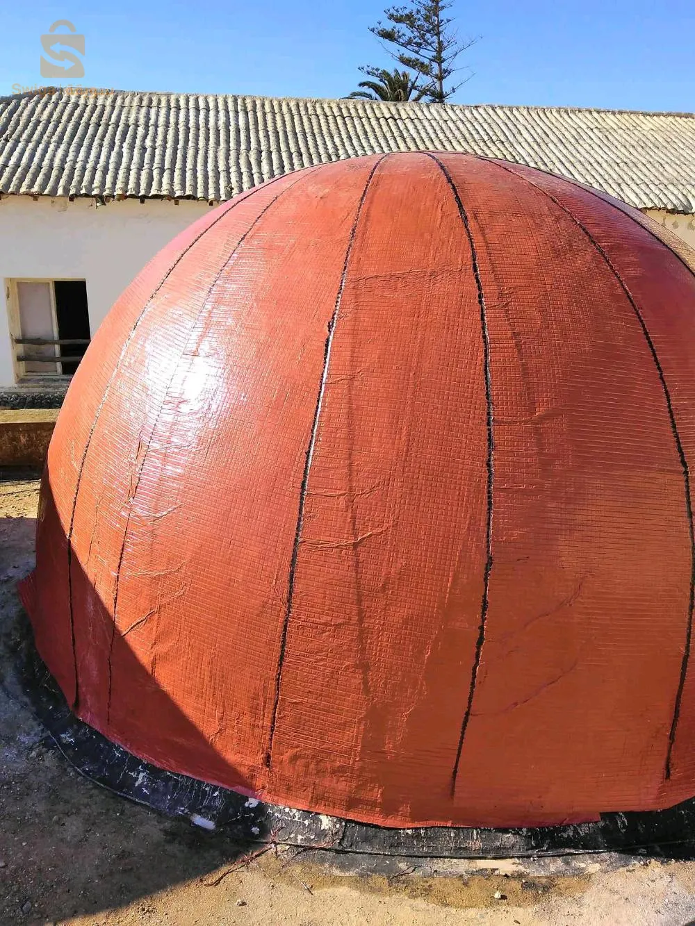 صيانة السطحEntretenir la surface extérieure et recouvrir la surface d'asphalte pour la protéger de l'eau de pluie et de l'humidité  Entretien de la surface avec de l'asphalte pour protéger de l'eau de pluie et de l'humidité